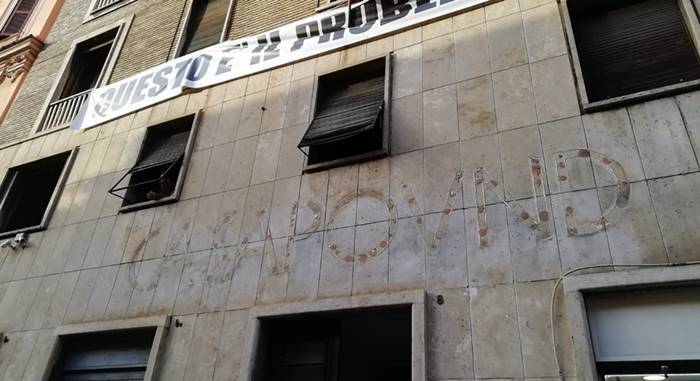 Roma, attivisti rimuovono la scritta “CasaPound” dall’edificio di via Napoleone III – VIDEO