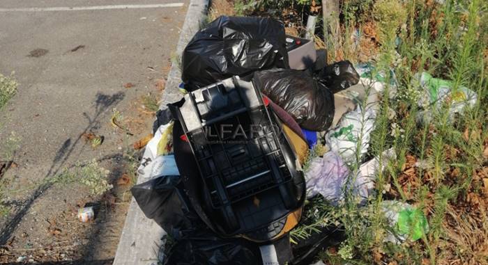 Fiumicino, via Trincea delle Frasche trasformata in una discarica a cielo aperto