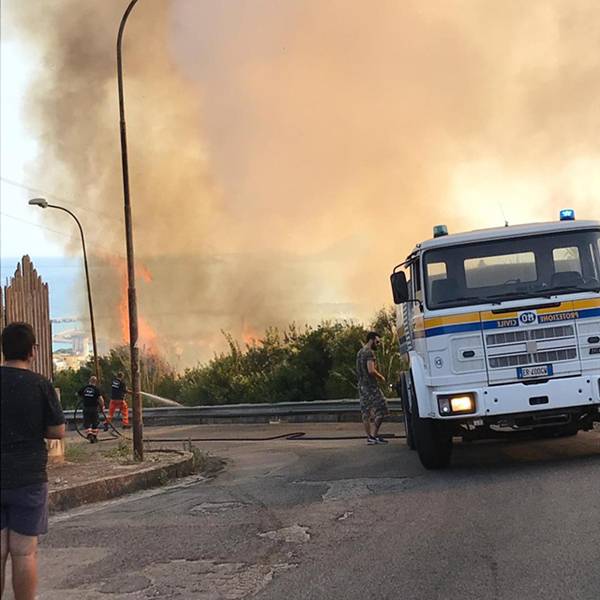Formia, vasto incendio a Rio Fresco, in azione anche un elicottero della Protezione civile