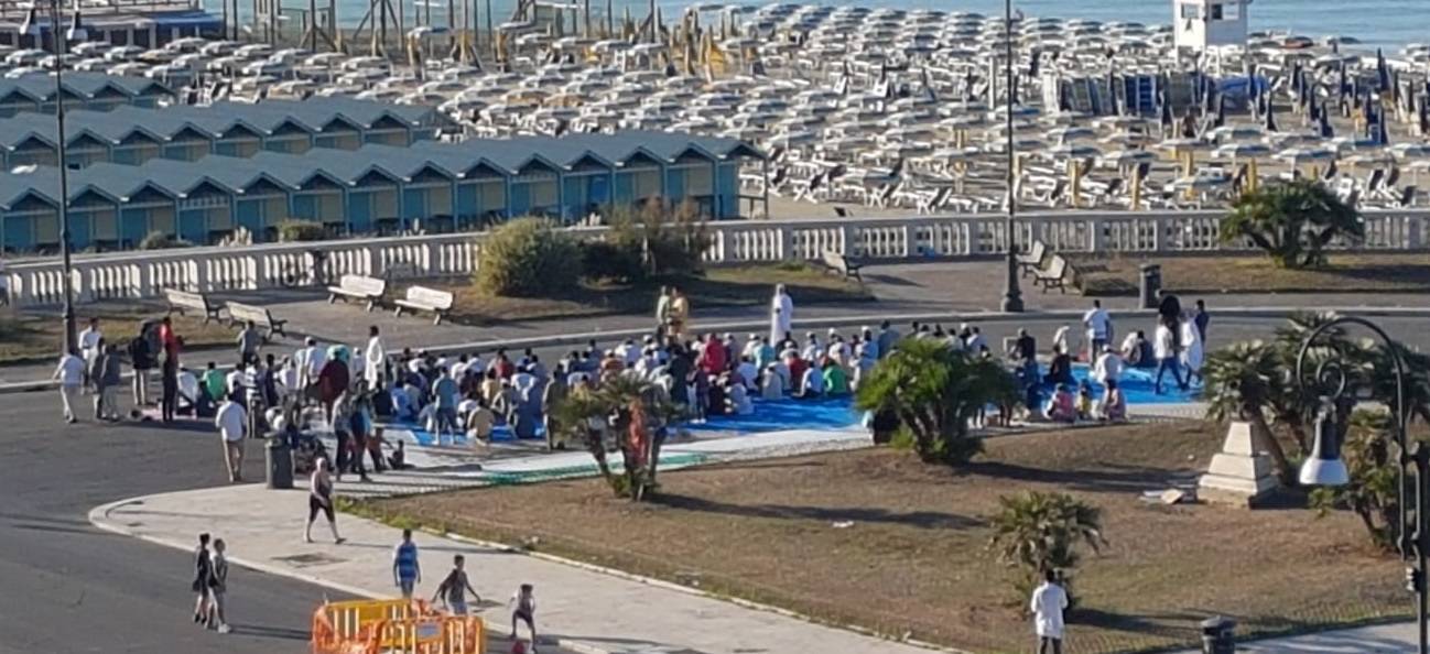 Festa del Sacrificio, centinaia di musulmani in preghiera al Pontile