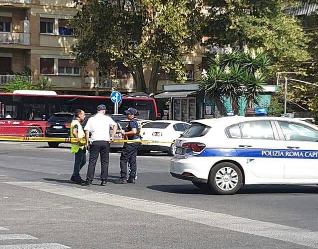 Ostia, si apre una voragine: incrocio vietato dai vigili