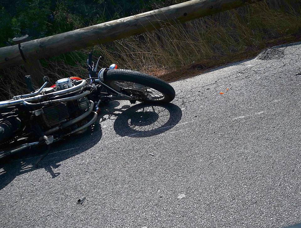 Ostia, cade dalla moto per colpa delle radici: gravi ferite per un centauro