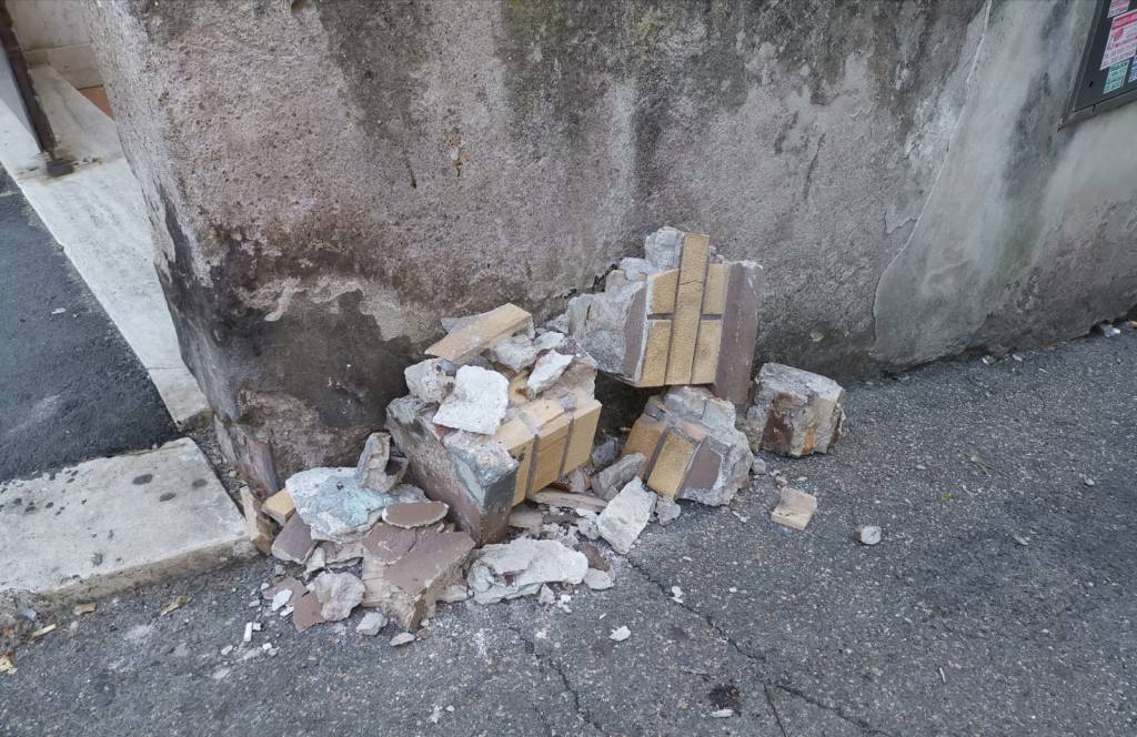 Paura a Nuova Ostia: crollano i cornicioni delle case comunali