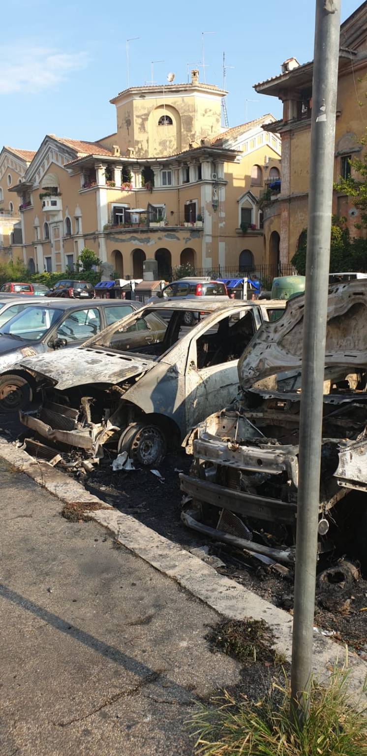 Ostia, fiamme nella notte: distrutte tre auto