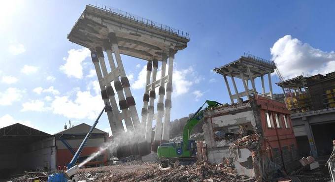 Un anno fa il crollo del Ponte Morandi, Genova in lacrime ricorda le vittime – VIDEO