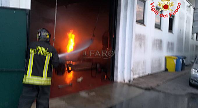 Latina,  incendio in una carrozzeria sulla via Migliara 43