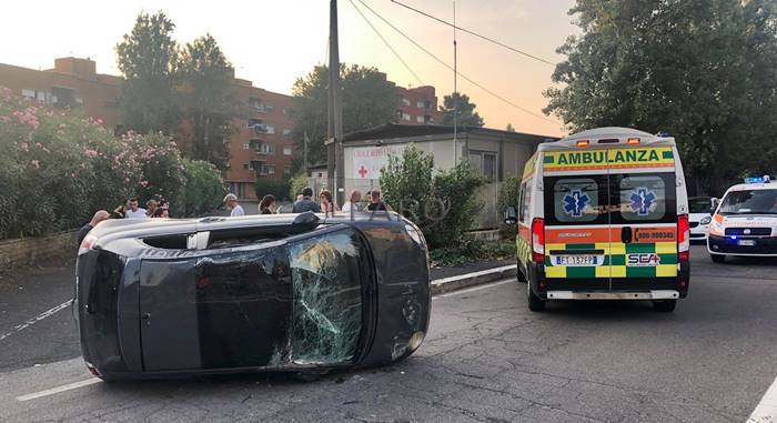 Fiumicino, auto si ribalta davanti alla sede della Croce Rossa