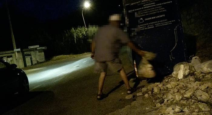 Formia, incivili beccati dalle fototrappole mentre abbandonano rifiuti in strada