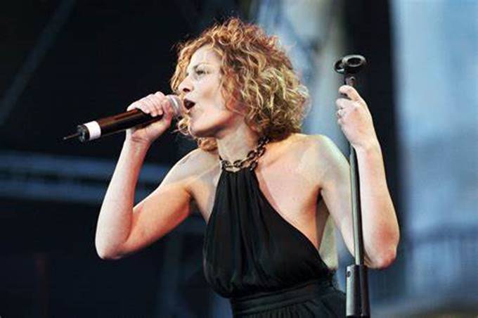 Irene Grandi in concerto a Sabaudia, in migliaia cantano e ballano in piazza