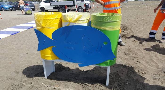 Campo di mare, un “mega pesce” e mini-isole ecologiche contro l’abbandono dei rifiuti in spiaggia