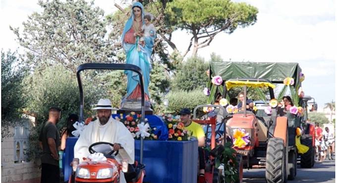 Isola Sacra, la processione motorizzata apre il momento clou della festa di Maria Madre della Divina Provvidenza