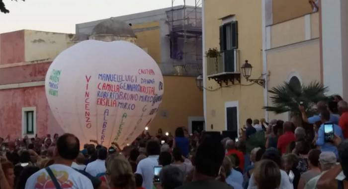 A Ventotene una mongolfiera in ricordo delle vittime del Ponte Morandi