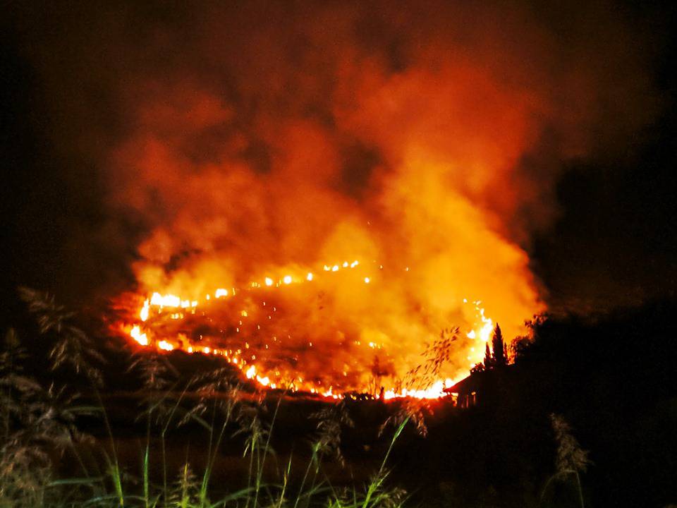Notte di fuoco a Fondi: vasto incendio colpisce le colline e lambisce le abitazioni
