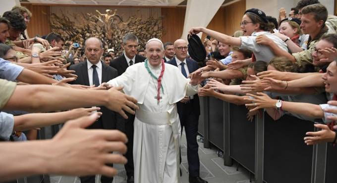 Papa Francesco: “La vera libertà non è nelle app del telefono ma nel donare”