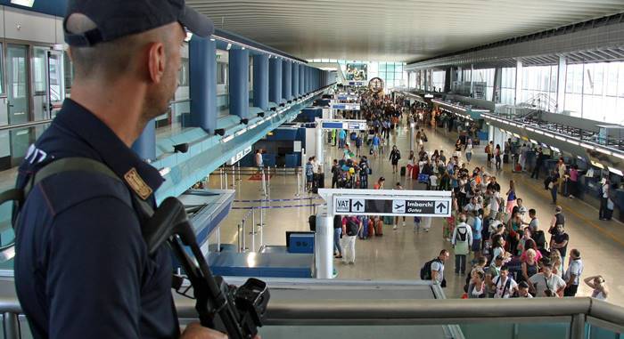 Fiumicino, furto ai controlli di sicurezza dell’aeroporto: denunciati due anziani