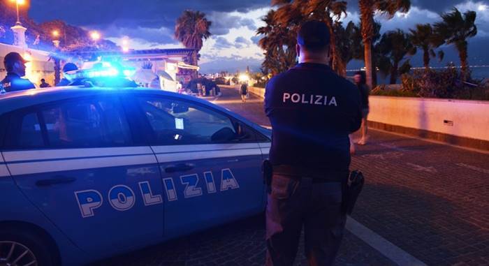 Far west a Roma, investe poliziotto poi si schianta contro una Volante