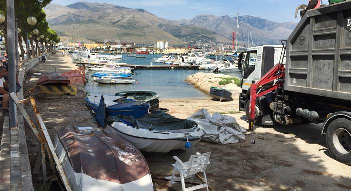 Gaeta, la Guardia Costiera pulisce dai relitti il Porto dei pescherecci