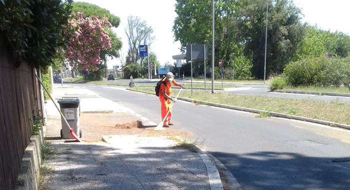 Emergenza rifiuti a Fiumicino, rafforzati gli interventi di pulizia straordinaria