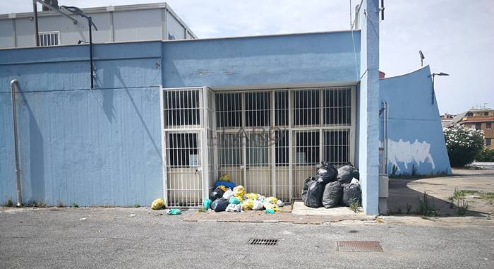 Fiumicino, alle spalle del Centro Catalani una discarica abusiva