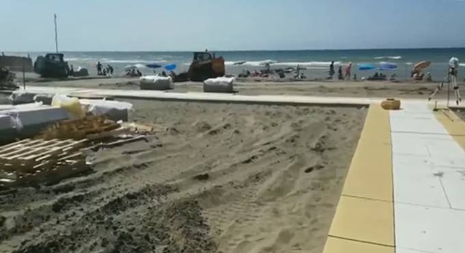 Raggi: “Vogliamo rendere le spiagge di Ostia accessibili a tutti” – VIDEO
