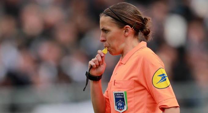 Per la finale di Supercoppa Uefa l’arbitro sarà una donna: è la prima volta