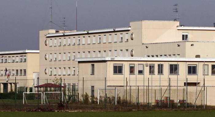 “Rivolta” nel carcere di Civitavecchia: detenuti tentano di prendere in ostaggio un poliziotto
