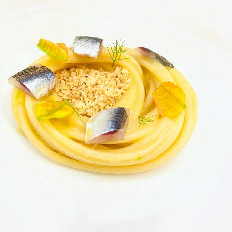 La ricetta di chef Marino: Spaghettone con burro di olio, alici, polvere di tarallo e fiori di zucca