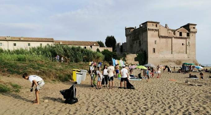 I volontari di “Clean Up Santa Severa” puliscono la spiaggia