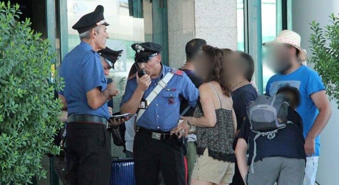 Fiumicino, non vuole pagare i prodotti del duty free e aggredisce i carabinieri: arrestato