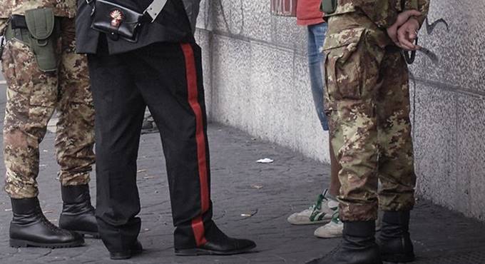 Roma, per strada con 11 panetti di hashish: arrestato 20enne