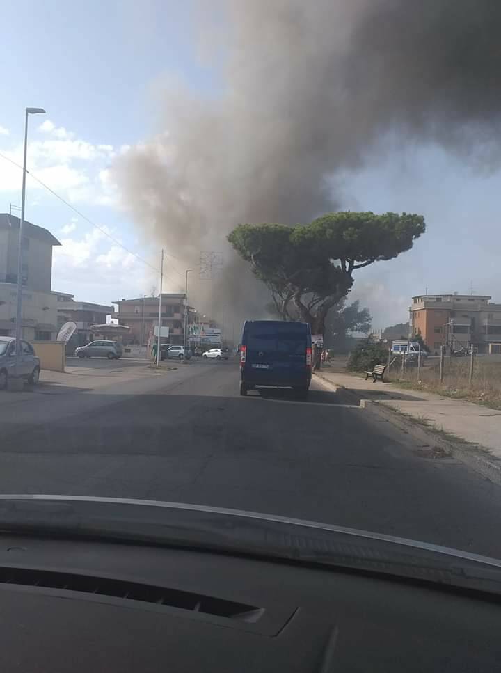 Ardea, Tor San Lorenzo, incendio all’outlet sulla via Laurentina
