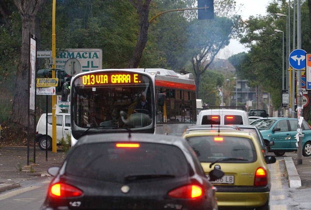 Acilia Giardino di Roma, bus in ritardo: picchiano autista. Un denunciato: ha 14 anni