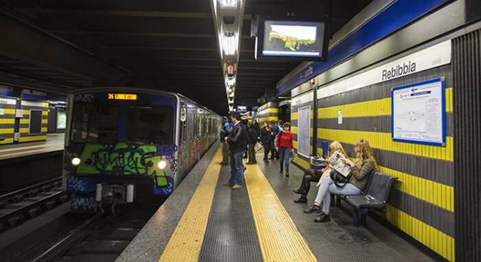Roma, guasto alla metro B: treni evacuati e passeggeri a piedi in galleria