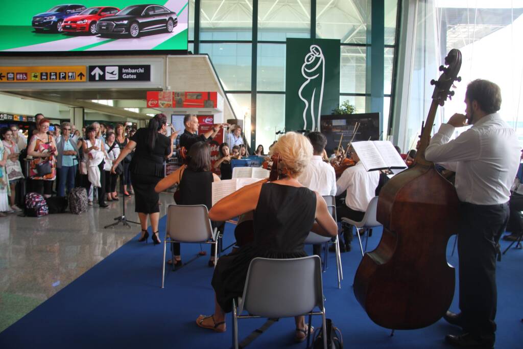 Carmen e Traviata, l’Opera incanta i passeggeri a Fiumicino