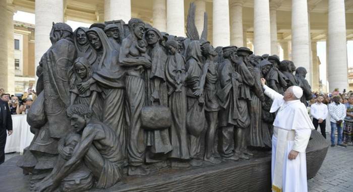In piazza San Pietro una statua per i migranti, il Papa: “Basta indifferenza”