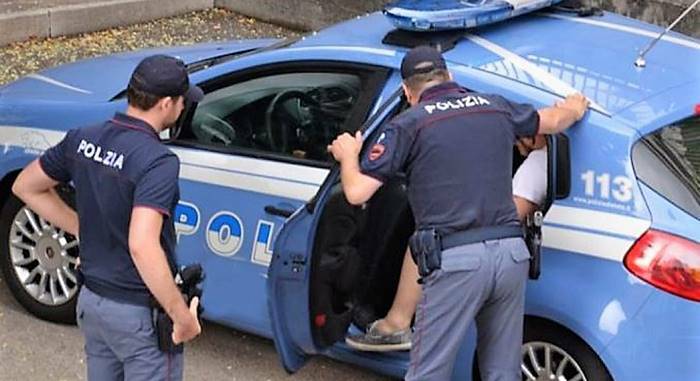 Roma, pugni sul pancione della compagna incinta: arrestato 29enne