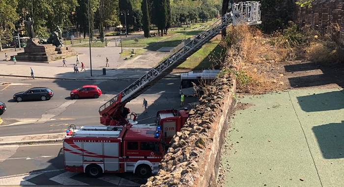 Paura in centro a Roma, crollano marmi da Porta San Giovanni