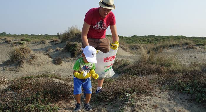 Focene, volontari ripuliscono la spiaggia di Mare Nostrum