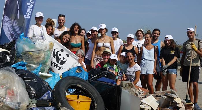 Focene, volontari ripuliscono la spiaggia di Mare Nostrum