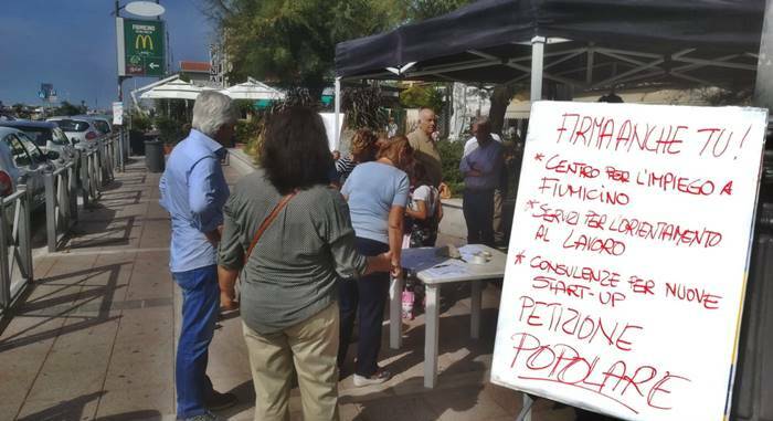 Raccolta firme per l’apertura del Centro per l’impiego a Fiumicino, Calcaterra: “Un successo”