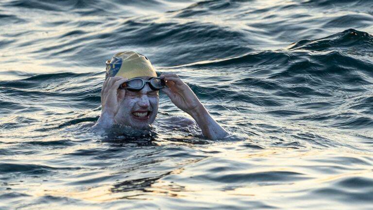 L’impresa di Sarah Thomas, a nuoto il Canale della Manica 4 volte. Dopo il cancro