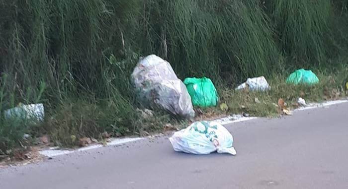 Inciviltà a Isola Sacra, via Guido Moccia trasformata in discarica abusiva