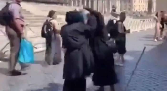 Rissa tra mendicanti in piazza San Pietro, volano le gobbe finte – VIDEO