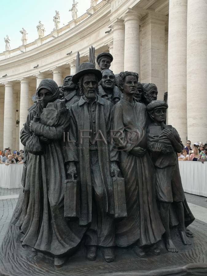 In piazza San Pietro una statua di bronzo dedicata ai migranti