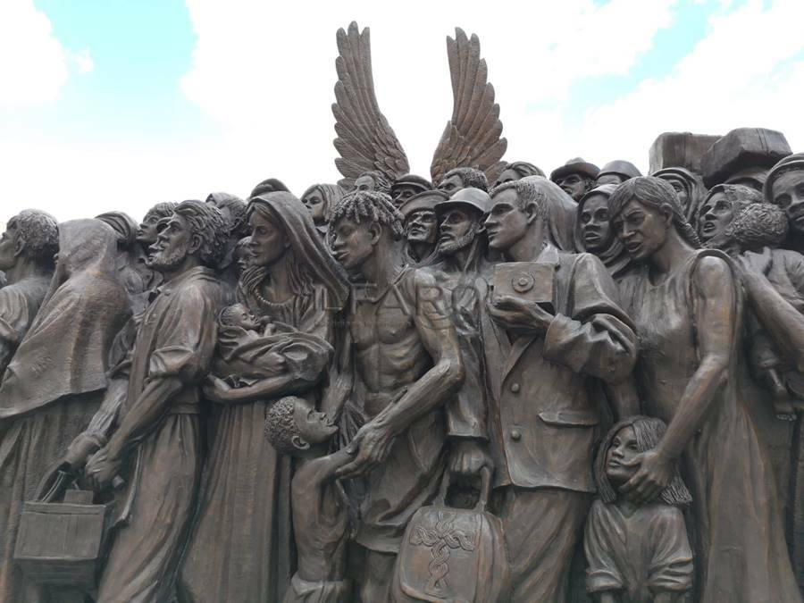 In piazza San Pietro una statua di bronzo dedicata ai migranti