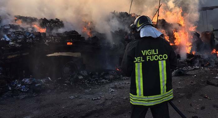 Tir in fiamme sulla Roma-Civitavecchia