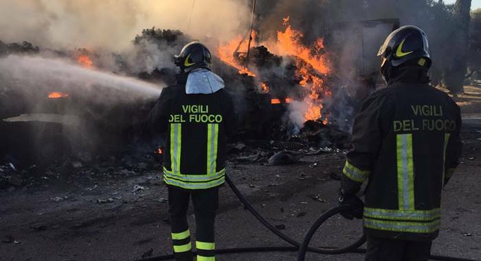 Tir in fiamme sulla Roma-Civitavecchia