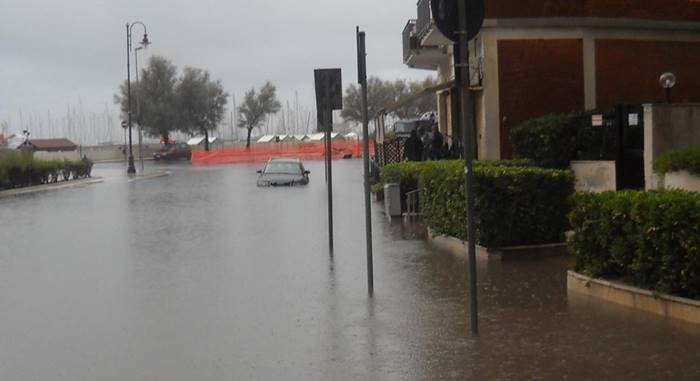 La pioggia mette in ginocchio Nettuno: strade allagate e viabilità ko