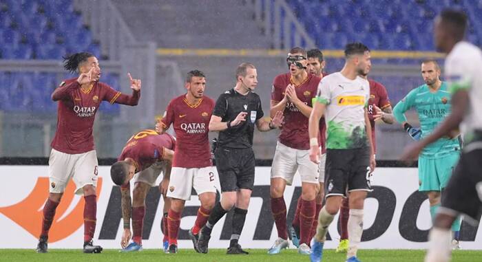 Roma beffata da un rigore inesistente: col Moenchengladbach finisce 1-1
