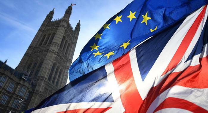 Westminster frena la Brexit, slitta l’approvazione dell’accordo